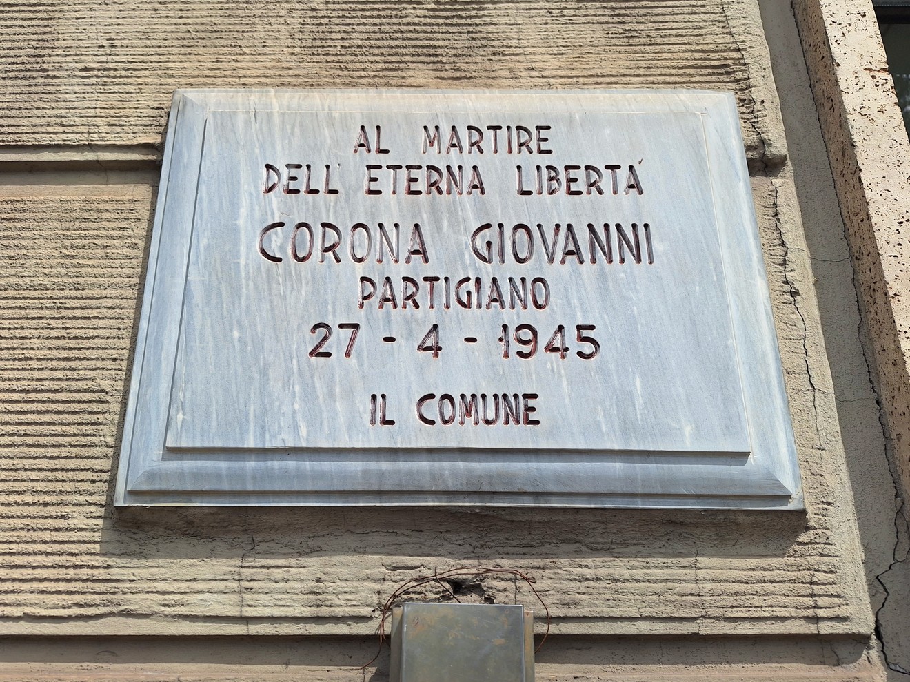 Lapide commemorativa dedicata a Giovanni Corona, partigiano, martire della libertà. 27 aprile 1945.