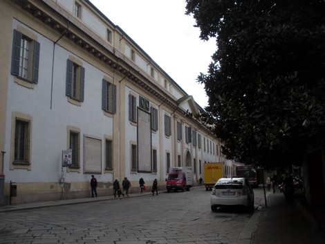 Lapide commemorativa dei caduti per la Liberazione di Pavia, collocata su un edificio storico della città.