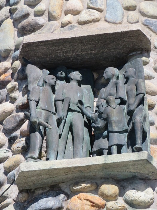 Scultura commemorativa dedicata alle brigate partigiane, simbolo di lotta e resistenza.