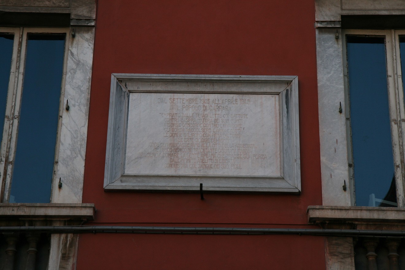 Lapide commemorativa dedicata alla Resistenza Carrarese, simbolo di lotta e libertà.