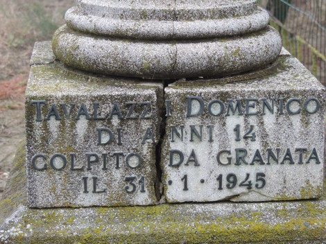 Cippo commemorativo di Domenico Tavalazzi, giovane colpito da granata nel 1945. Memoria di un tragico evento.