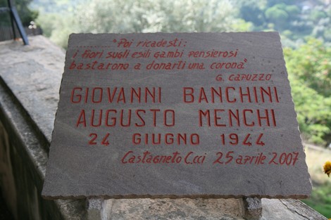 Lapide commemorativa dedicata a Giovanni Banchini e Augusto Menchi, situata a Castagneto Carducci.