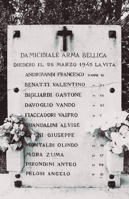 Monumento commemorativo dedicato alle vittime del bombardamento del 1945, con nomi e date incisi.