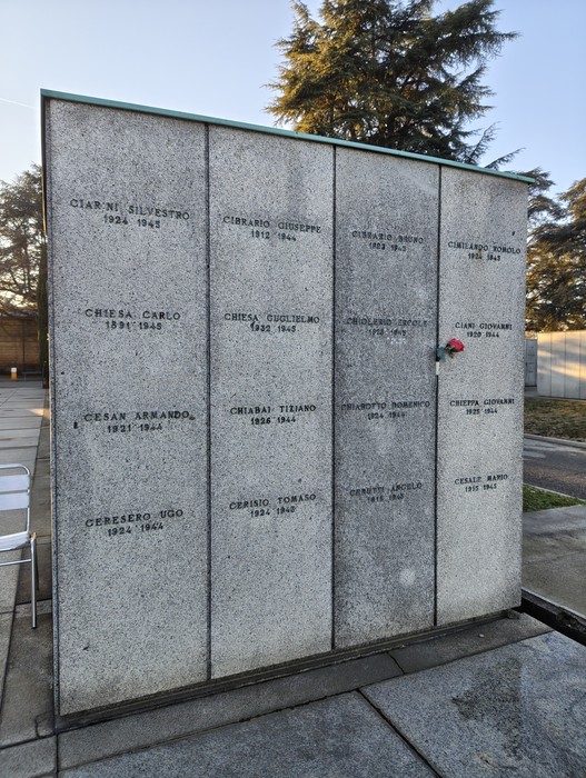 Monumento commemorativo con lastre di marmo e nomi incisi, situato nel Campo della Gloria.
