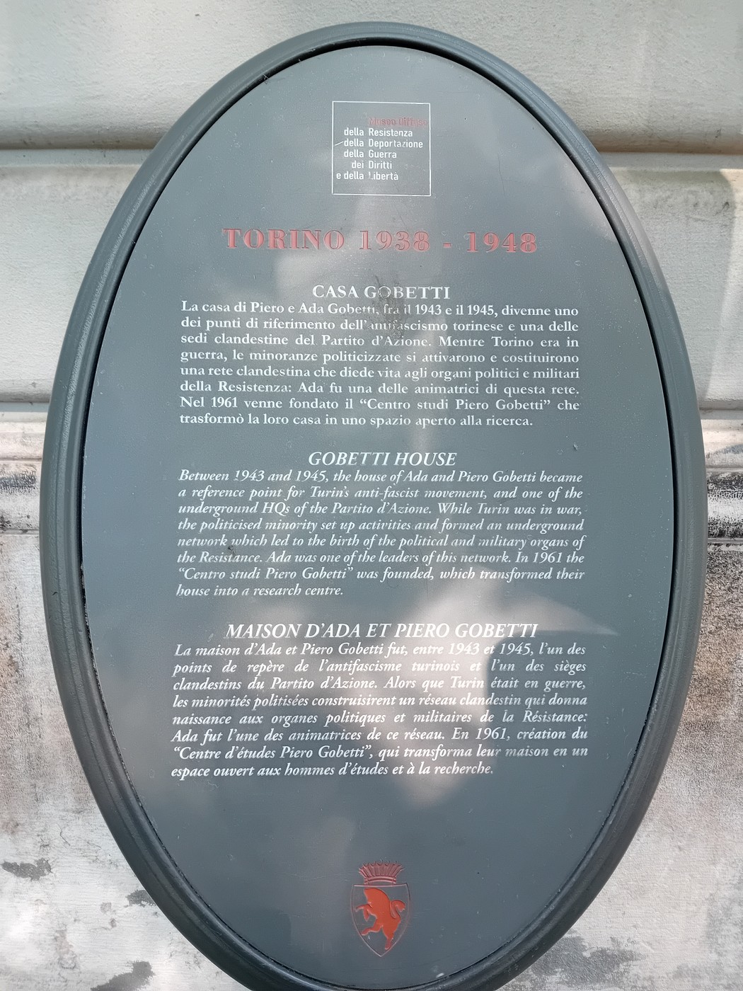 Targa commemorativa dedicata a Casa Gobetti a Torino, con informazioni storiche su Piero Gobetti.