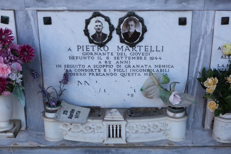 Sepolcro di Martelli, commemorazione di Pietro Martelli, defunto nel 1944, con decorazioni floreali.