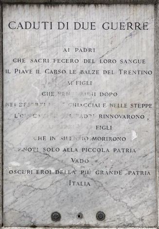 Monumento commemorativo ai caduti di guerra, situato a Vado, con iscrizioni in onore dei sacrifici fatti.