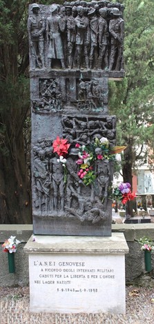Monumento agli Internati Militari Italiani, con figure scolpite e decorazioni floreali, simbolo di memoria storica.