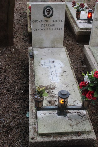 Tombe perpetue dedicate ai caduti per la Libertà, con decorazioni floreali e candele.