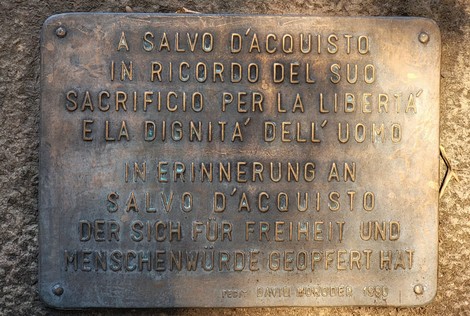 Monumento commemorativo a D'Acquisto, un tributo al sacrificio per libertà e dignità umana.