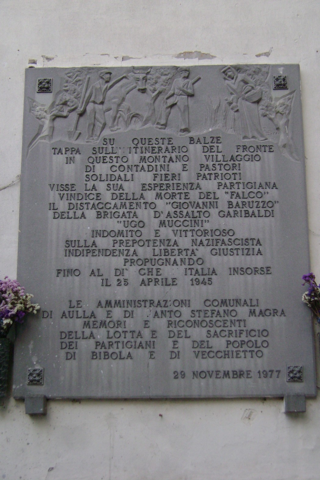 Lapide commemorativa dedicata alla Brigata Muccini nel villaggio di Aulla. Riconoscimento ai partigiani.