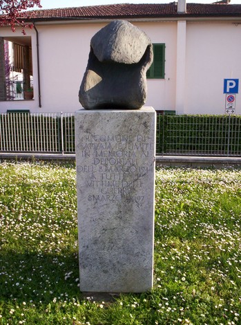 Monumento dedicato ai deportati dell'8 Marzo, in memoria della tragedia della deportazione.