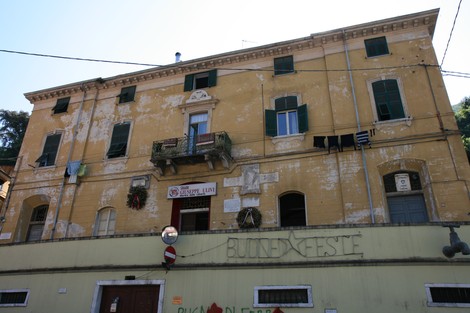 Immobile storico del circolo di Torano, evidenziato da una facciata gialla e dettagli architettonici distintivi.