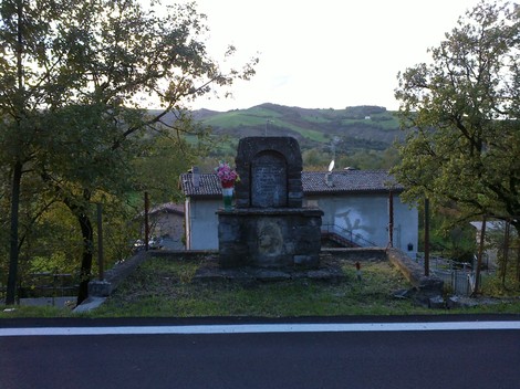 Monumento commemorativo a Pinotti, Gennari, Sensioni e Schianchi, immerso nella natura.
