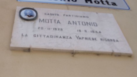 Lapide commemorativa dedicata a Antonio Motta, partigiano caduto nel 1944, situata a Motta.