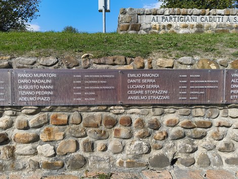Monumento commemorativo ai partigiani caduti a Monte Sabbiuno, dedicato alla memoria dei suoi eroi.