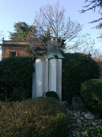Monumento che celebra il cinquantesimo anniversario della Liberazione, immerso nel verde.