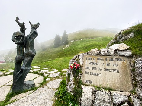 Monumento al Partigiano e alla Resistenza, simbolo di libertà e memoria storica, immerso nella natura.