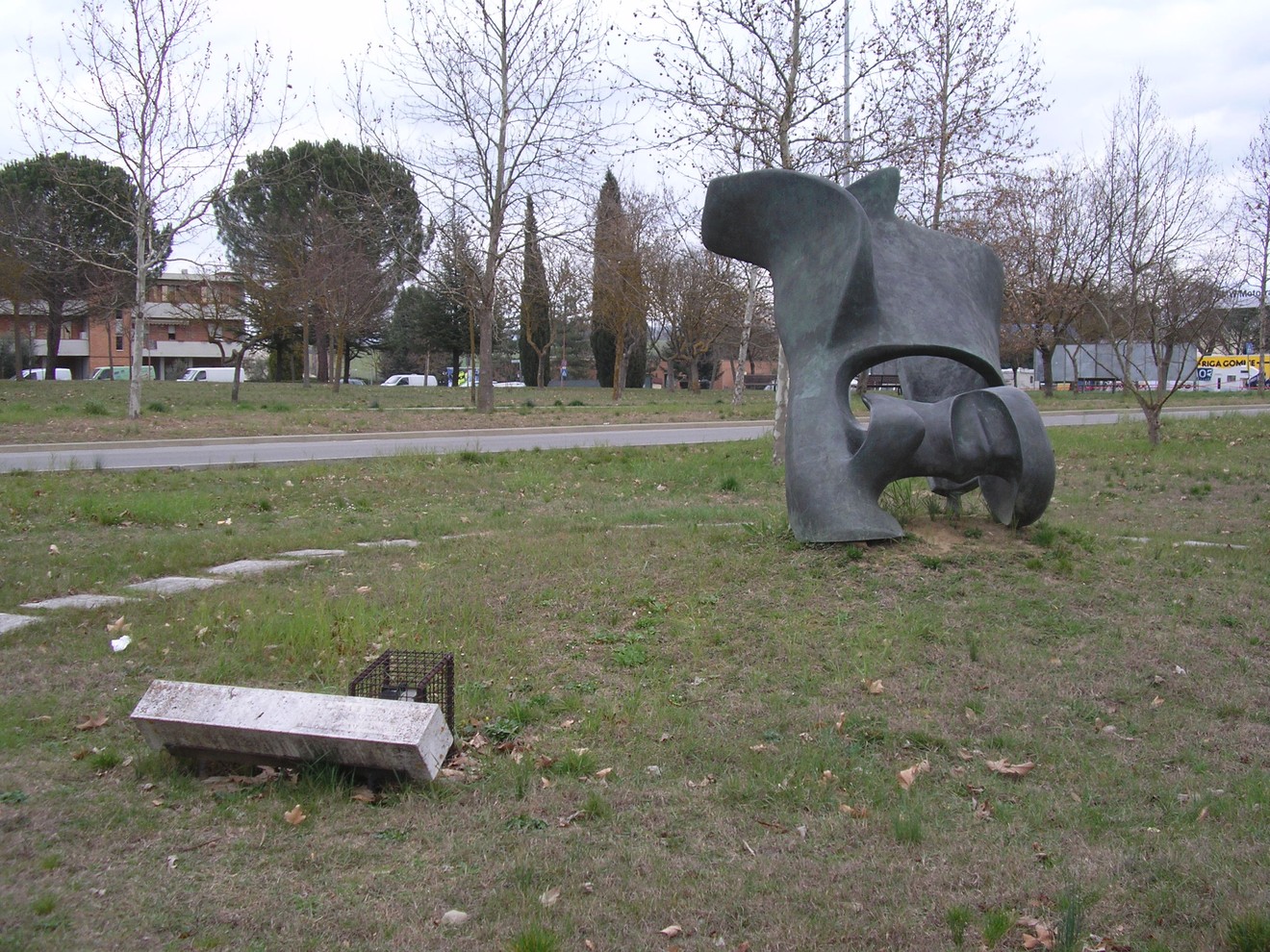 Monumento alla Resistenza, scultura moderna in un'area verde, simbolo di memoria storica e valorizzazione culturale.