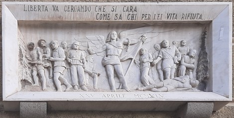 Lapide commemorativa che celebra la libertà, con raffigurazioni simboliche di lotta e resistenza.