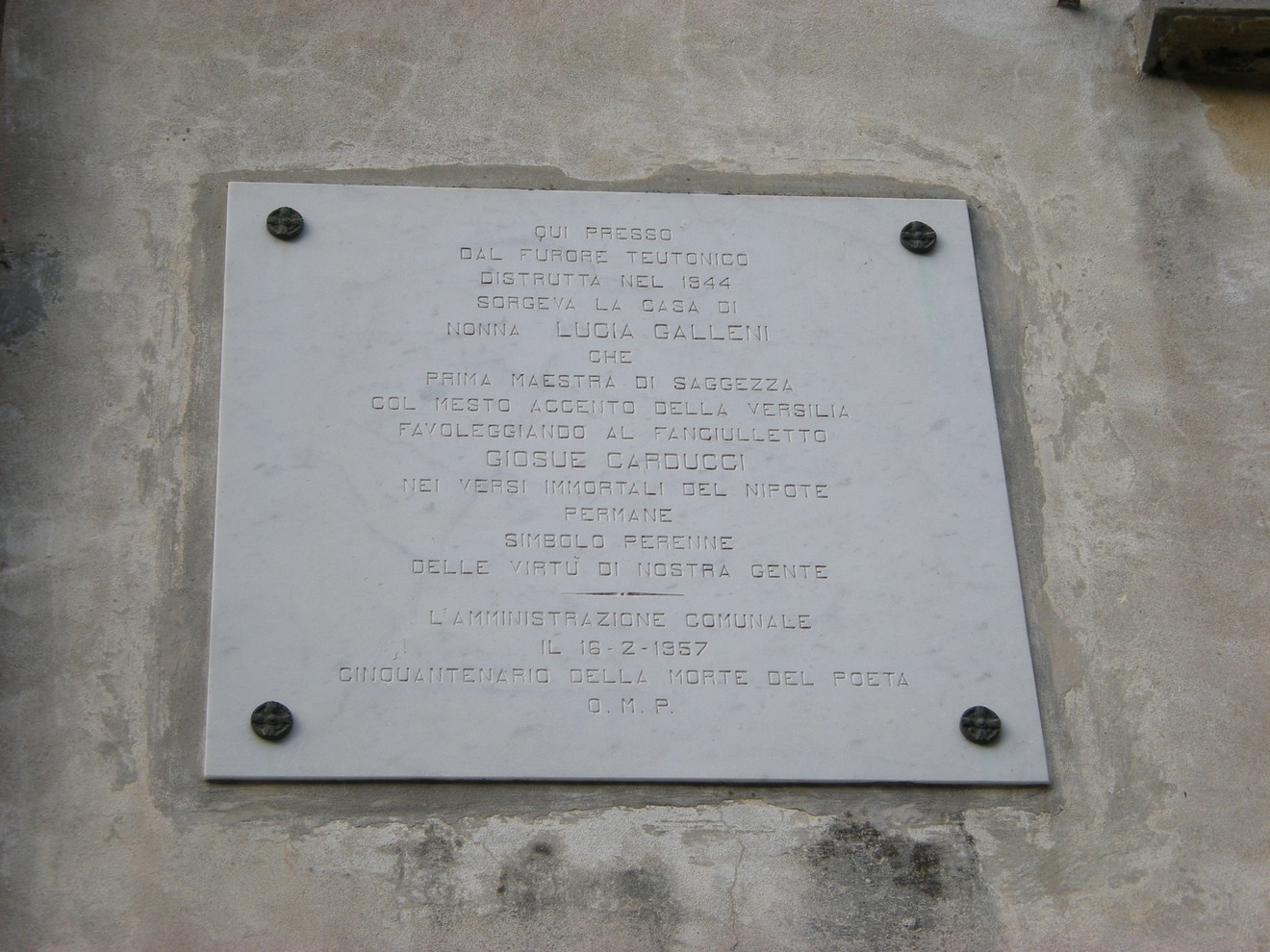 Lapide commemorativa dedicata a Luigi Galleni, situata sulla facciata della sua casa.