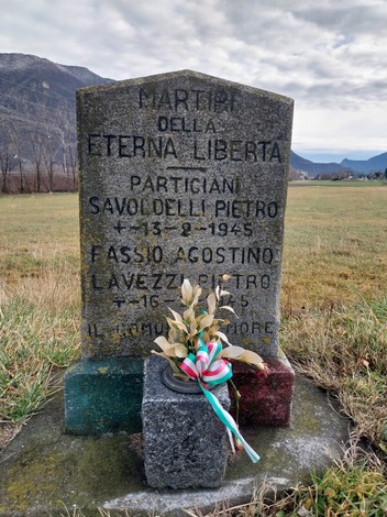 Cippo commemorativo dedicato ai partigiani Savoldelli, Fassio e Lavezzi, in memoria della loro lotta per la libertà.