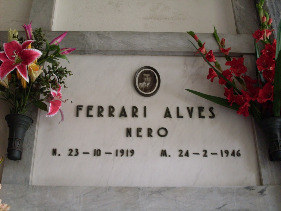 Monumento commemorativo ai caduti di Rio Saliceto, con fiori e iscrizioni in memoria.