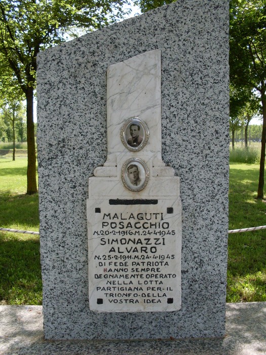 Cippo commemorativo dedicato a Malaguti e Simonazzi, patrioti e partigiani, situato in un'area verde.