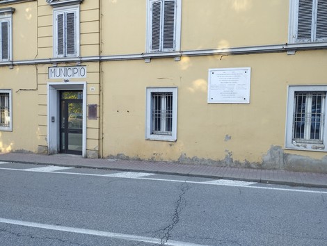 Lapide commemorativa ai caduti della Resistenza, situata presso il Municipio.