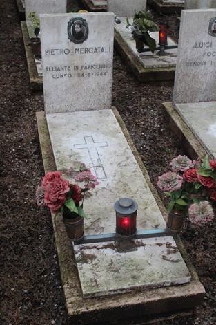 Tombe perpetue decorate con fiori commemorativi, in memoria dei caduti per la Libertà.