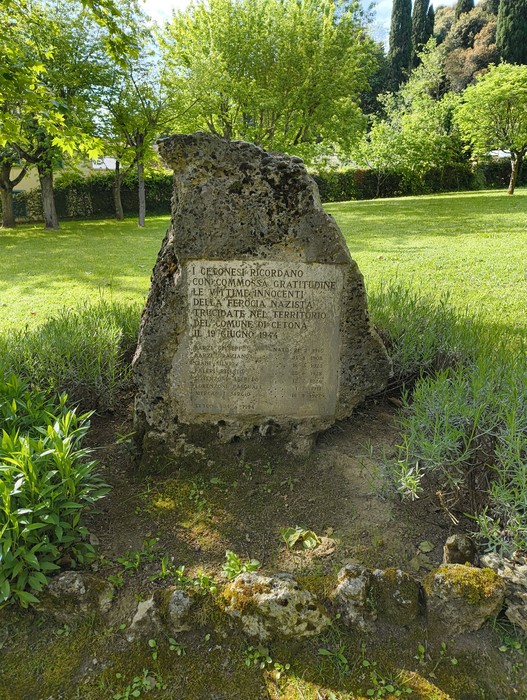 Monumento commemorativo in un giardino, dedicato ai caduti per la Libertà di Cetona, con lâ€™atmosfera serena e verde.