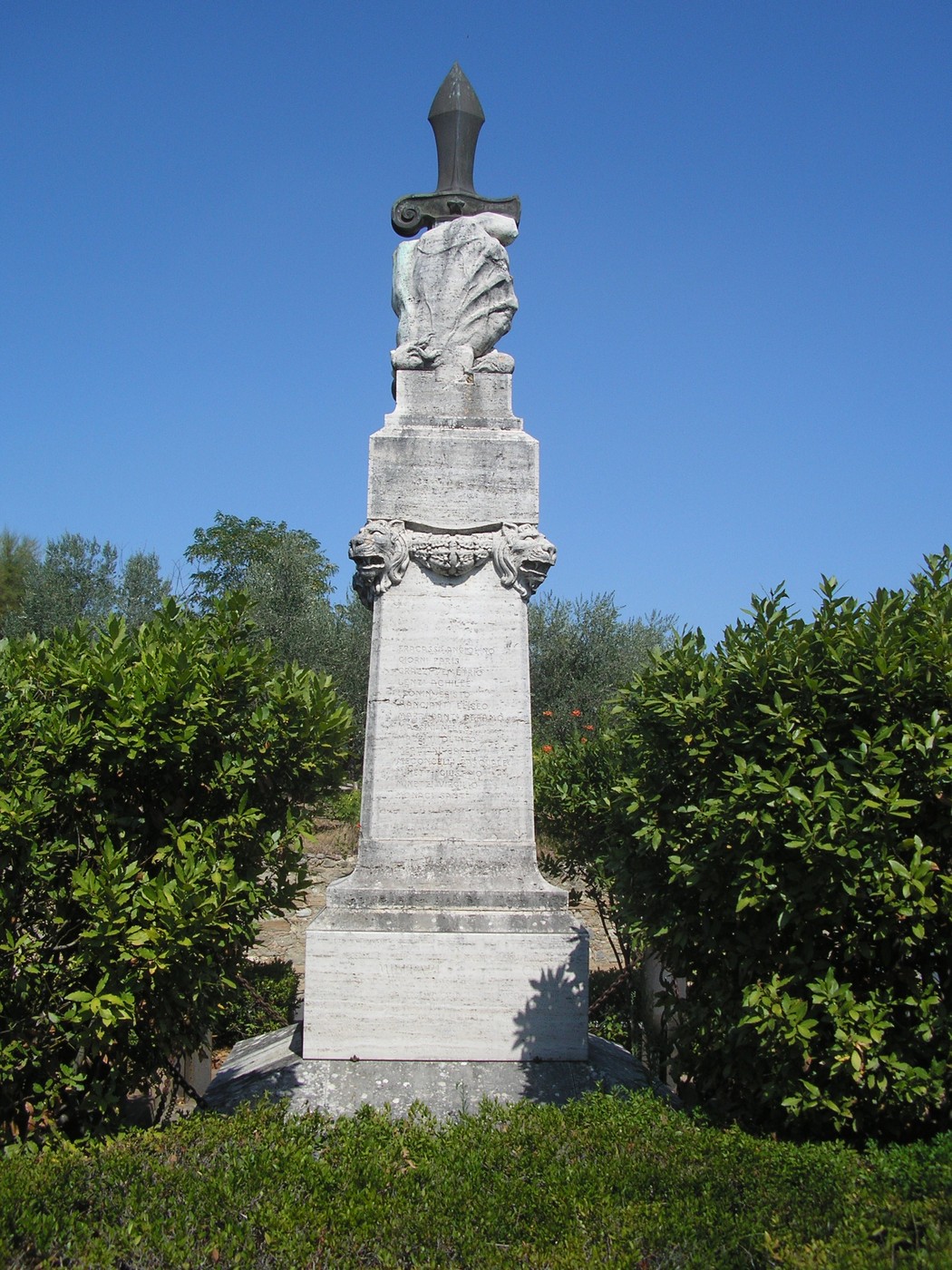 Monumento ai caduti, in marmo, con una scultura che simboleggia la memoria e il sacrificio. Atmosfera serena.