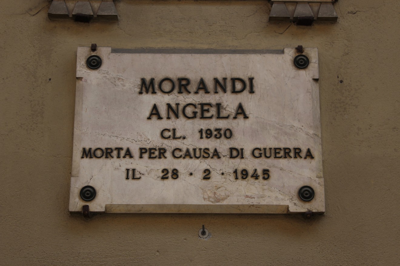 Lapide commemorativa dedicata a Angela Morandi, morta nella Seconda Guerra Mondiale nel 1945.