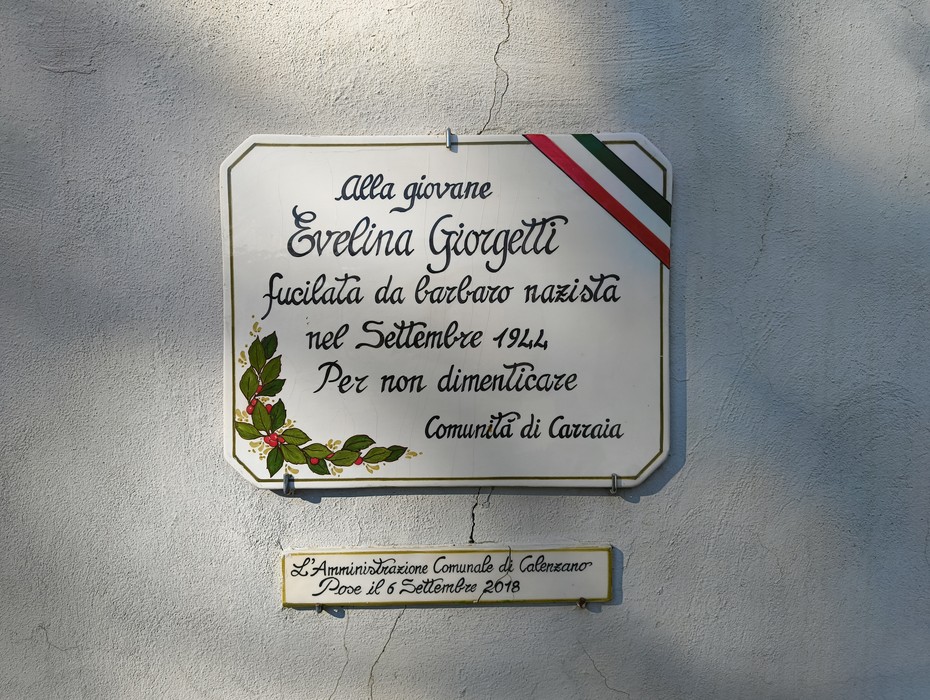 Lapide commemorativa dedicata a Evelina Giorgetti, vittima del barbaro nazismo nel settembre 1944. Comunita di Carraia.