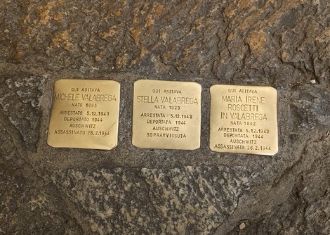 Pietre d'inciampo dedicate alla famiglia Roscetti, in memoria delle vittime della Shoah.