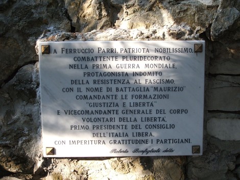 Il "Sepolcro di Parri" presenta una targa commemorativa dedicata a Ferruccio Parri, patriota e combattente.
