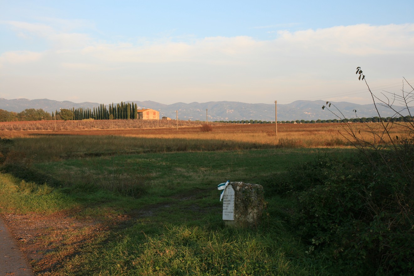 Cippo di Casa Silvestri, un simbolo di storicità immerso nel paesaggio collinare toscano.