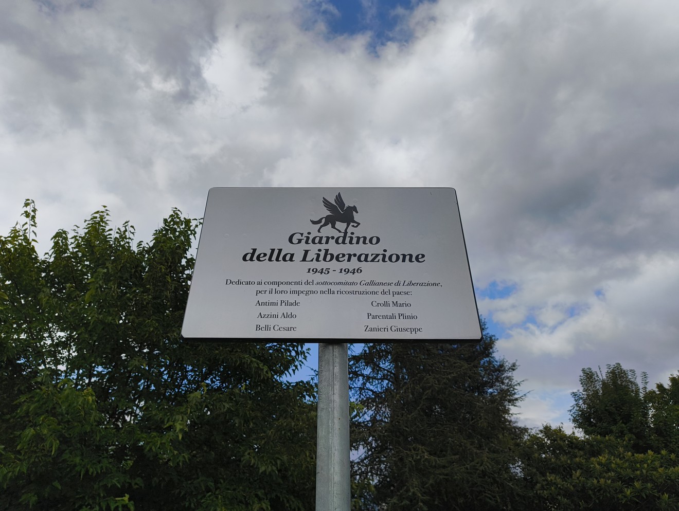 Cartello informativo dedicato ai Giardini della Liberazione, con riferimenti storici e culturali significativi.