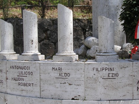 Monumento ai caduti di Scalvaia, commemorazione di coloro che hanno sacrificato la vita per la patria.