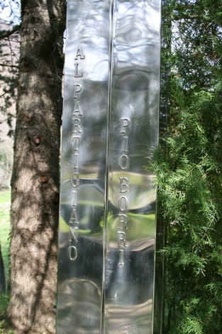 Monumento a Pio Borri, dedicato al partigiano, in un contesto naturale.