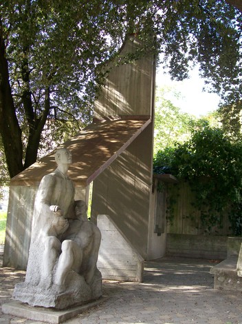 Monumento commemorativo dedicato all'eccidio di Meleto, simbolo di memoria e denuncia storica.