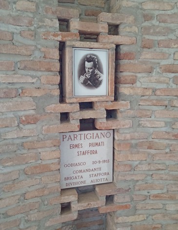 Il Sacrario dei martiri di Biagasco con marmi e foto commemorativa di un partigiano.