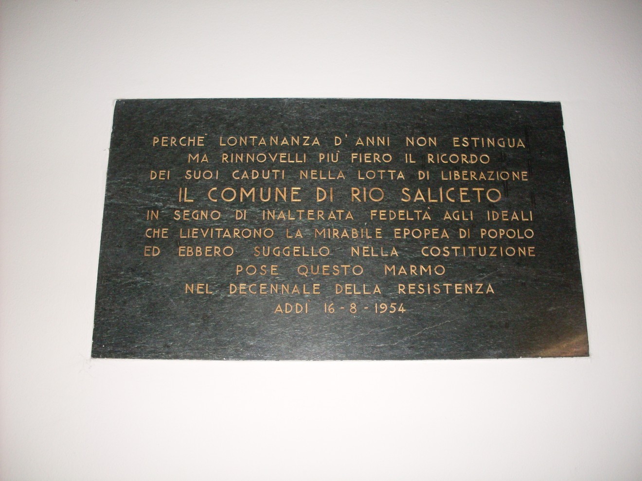 Lapida commemorativa ai caduti della Liberazione a Rio Saliceto, dedicata al ricordo e alla resistenza.