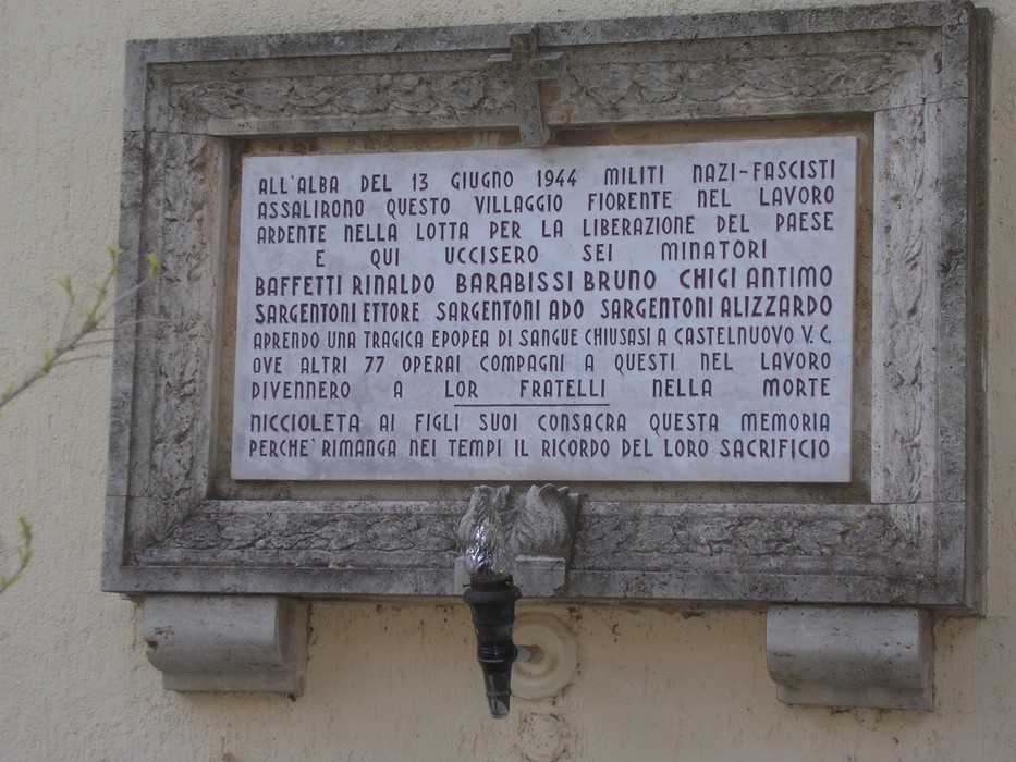 Lapide in memoria dei minatori uccisi dai nazifascisti a Niccioleta il 13 giugno 1944. Ricordo di un tragico evento storico.