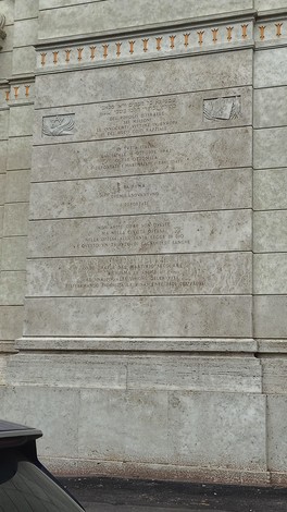 Lapidi commemorative nella sinagoga, con iscrizioni e simboli che richiamano la memoria e la tradizione.