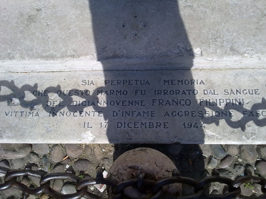 Lapide commemorativa per Franco Filippini, vittima di aggressione fascista il 17 dicembre 1944.