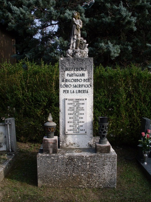 Monumento dedicato ai partigiani, in segno di onore e ricordo per il loro sacrificio per la libertà.