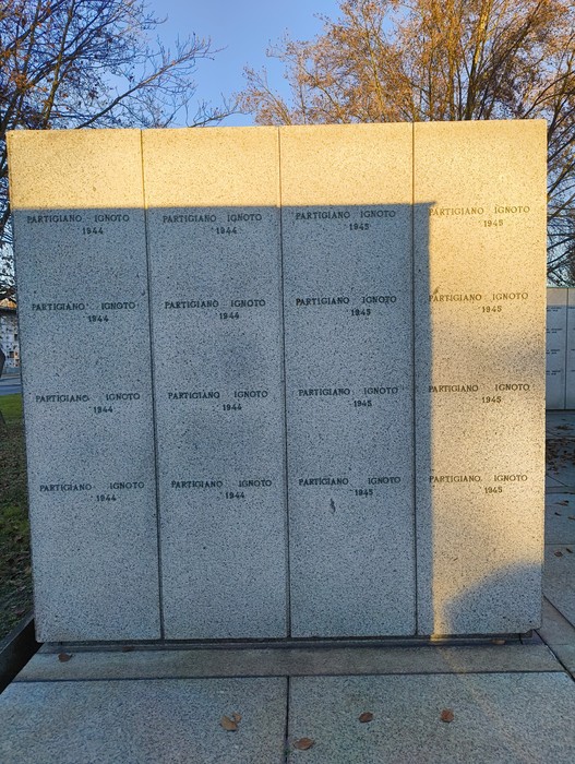 Monumento commemorativo con nomi di partigiani, Campo della Gloria, dedicato alla memoria dei caduti.