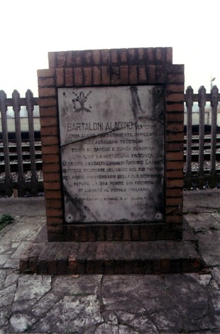 Cippo commemorativo dedicato a Bartaloni, situato in un'area storica, con informazioni significative sulla sua vita.