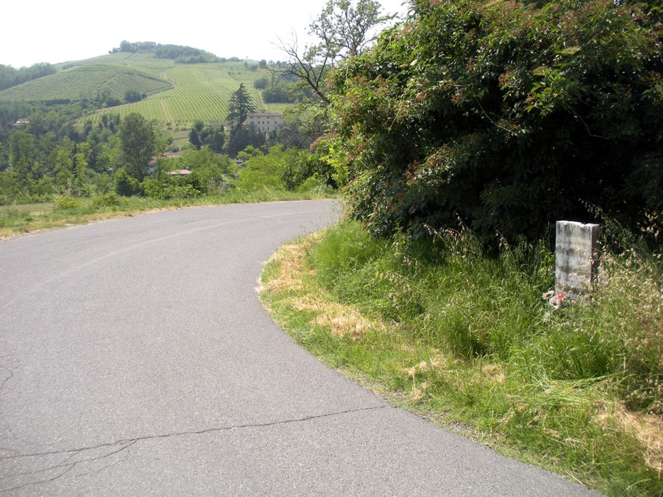 Lapide commemorativa per la strage di Fontanone, immersa nella natura e visibile lungo una strada.